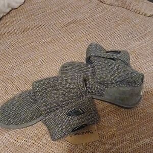 BearPaw Textured Gray Knit Boots